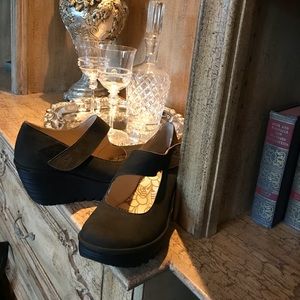 Fly London brown ladies 37 wedge shoe